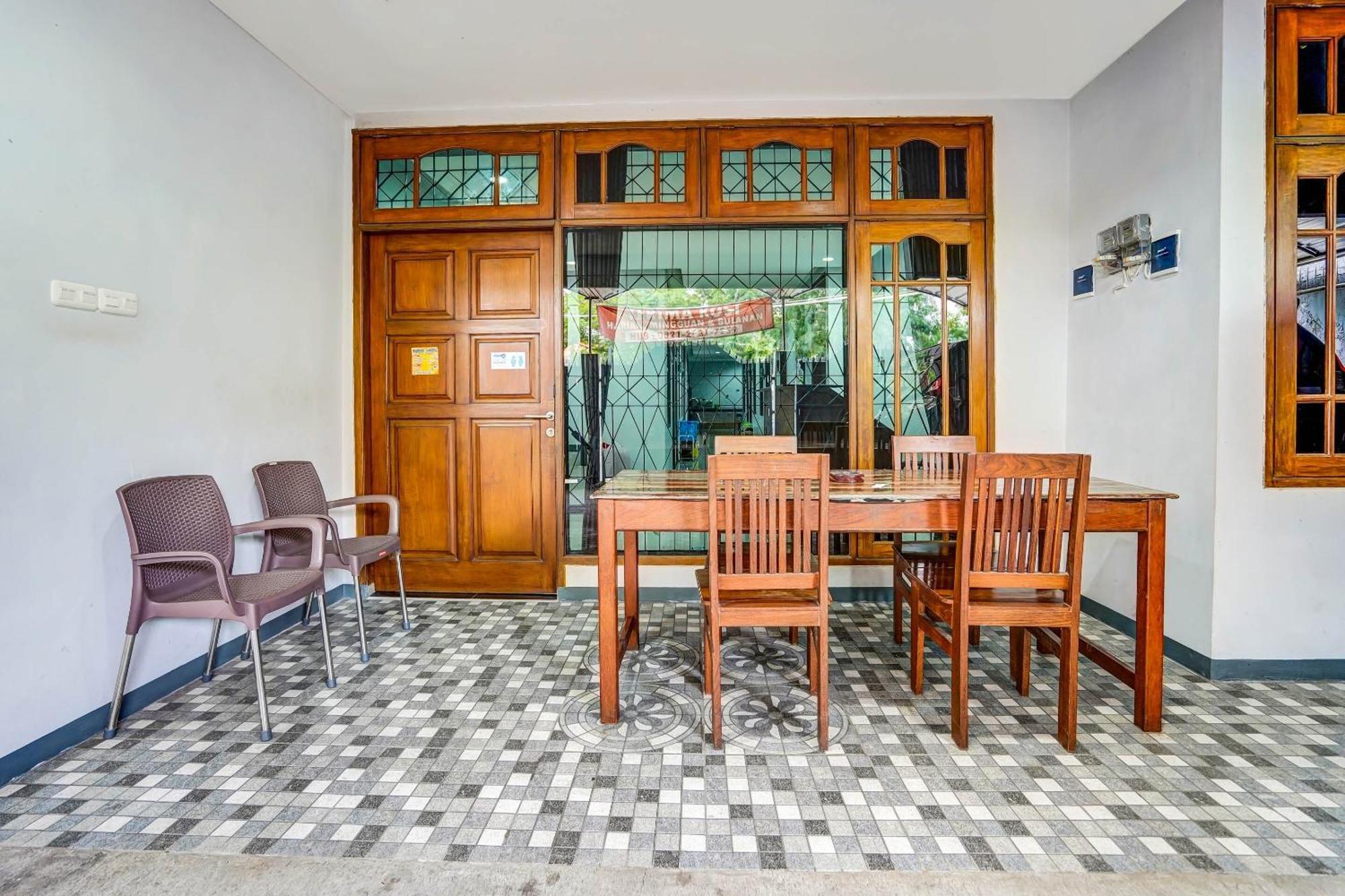 Oyo 90891 Parang Kusumo Residence Krembangan Zewnętrze zdjęcie